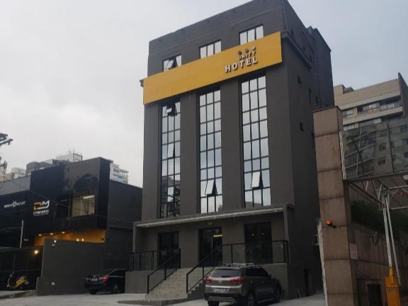 Situado em um dos bairros mais interessantes da cidade de São Paulo. A localização do bairro Vila Mariana também é privilegiada, está ao lado da Avenida 23 de maio, Avenida Paulista e Rua Vergueiro.

Além disso, possui estação do metrô da linha 1, termi
